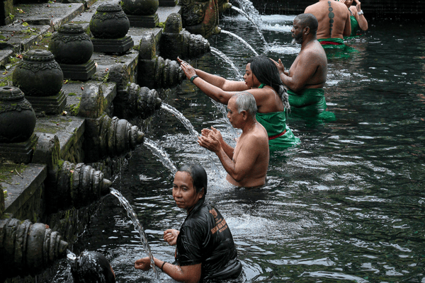 Melukat in Bali